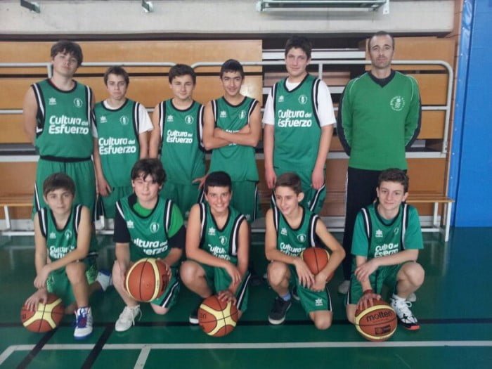 J. Guillermo Pedrós junto a sus chicos del equipo Infantil