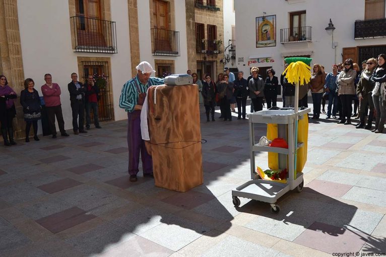 La compañía de teatro L'Oracle de L'Est interpretó una performance por la Igualdad en la puerta del Ayuntamiento de Jávea