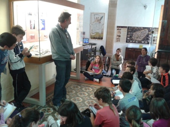 Los alumnos de quinto del Colegio Graüll con el arqueólogo Ximo Bolufer