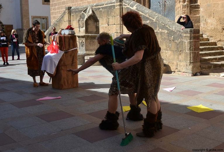 Performance de la compañía L'Oracle de L'Est por la Igualdad de la mujer