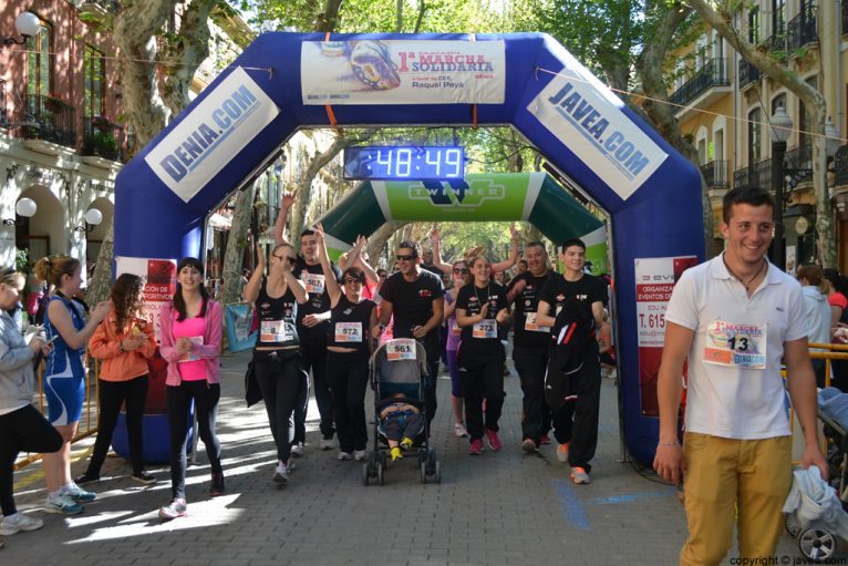 El Club Muay Thai de Jávea entrando por la línea de meta en la carrera solidaria a favor del Raquel Payà de Dénia