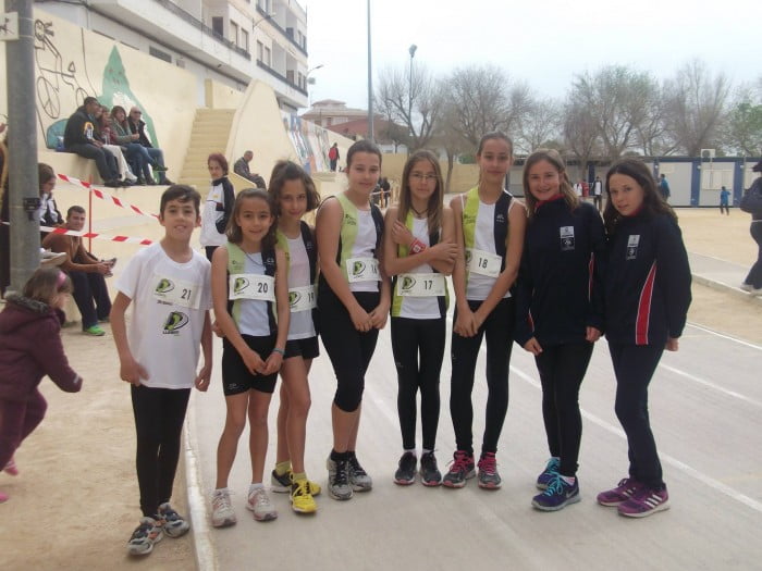 Carme Espinós, Mª José Baguena y Vanessa Llobell junto a sus compañeras de la Escuela de Atletimo