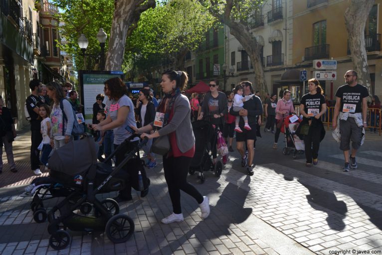 La carrera solidaria salió desde la Calle Campos de Dénia