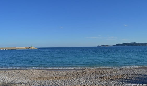 Parte de la Escollera de Levante vista desde la Playa de la Grava de Jávea