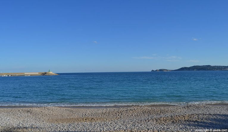 Parte de la Escollera de Levante vista desde la Playa de la Grava de Jávea