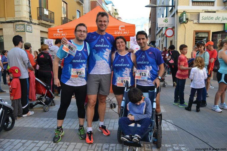 Participantes del Club de Atletisme de Ondara en la cursa solidaria del Raquel Payà en Dénia