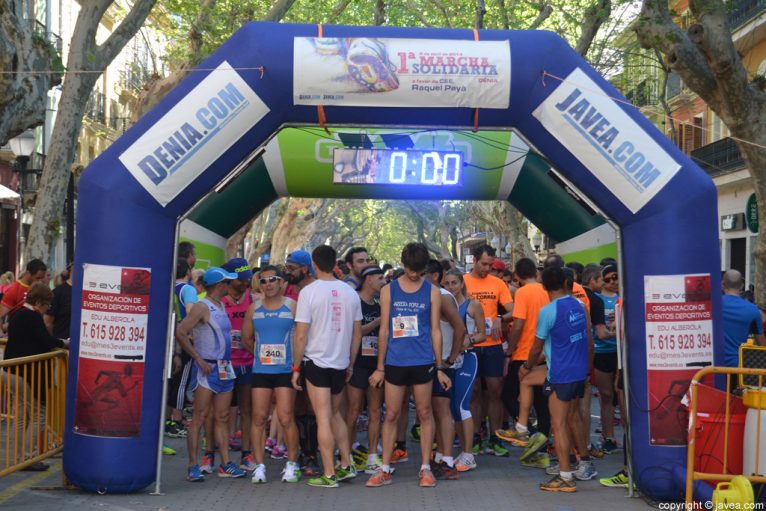 Participantes en la línea de salida antes de comenzar la carrera solidaria a favor del Raquel Payà de Dénia