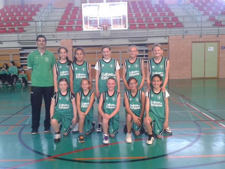 Óscar Mayordomo y su equipo Joventut Xàbia Alevín Femenino