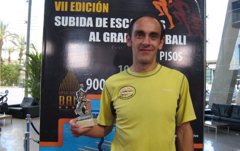 Ignacio Cardona mostrando uno de sus trofeos