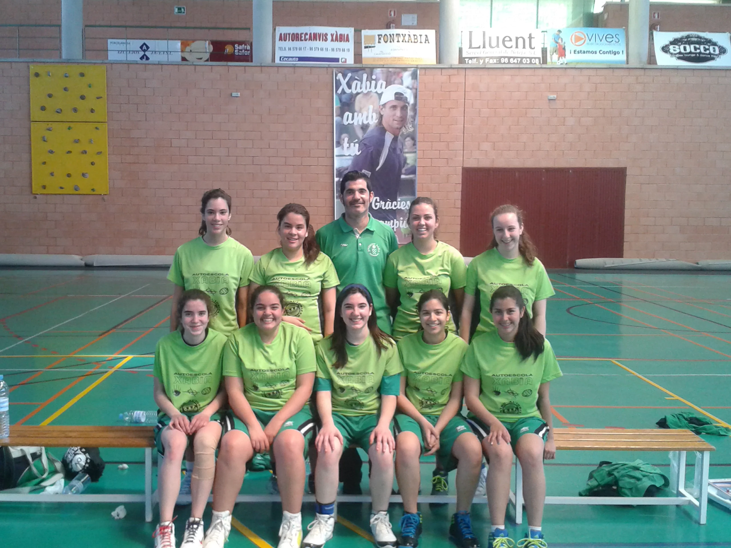 Óscar Mayordomo con sus jugadores del Joventut Xàbia Cadete