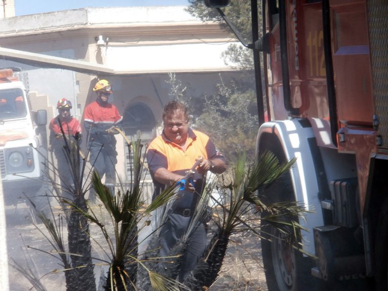 Miembro de Protección Civil de Jávea en las tareas de extinción del fuego en el faro del Cabo de San Antonio