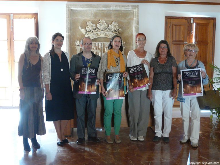 Miembros de la Coral Clásica Javiense con la edil de cultura Empar Bolufer