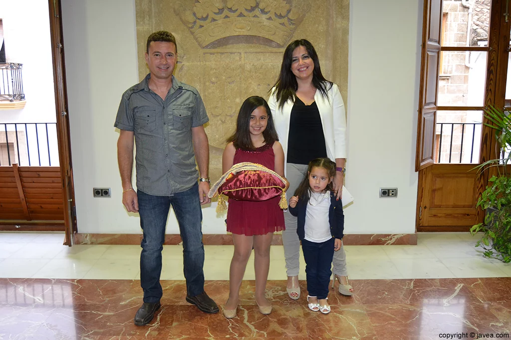 Claudia Sánchez Tachó, reina infantil de Fogueres 2014, junto con sus padres y hermana