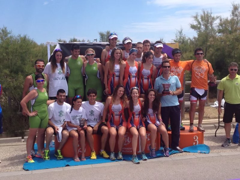 Cristina Roselló con su equipo en el podium de Pinedo