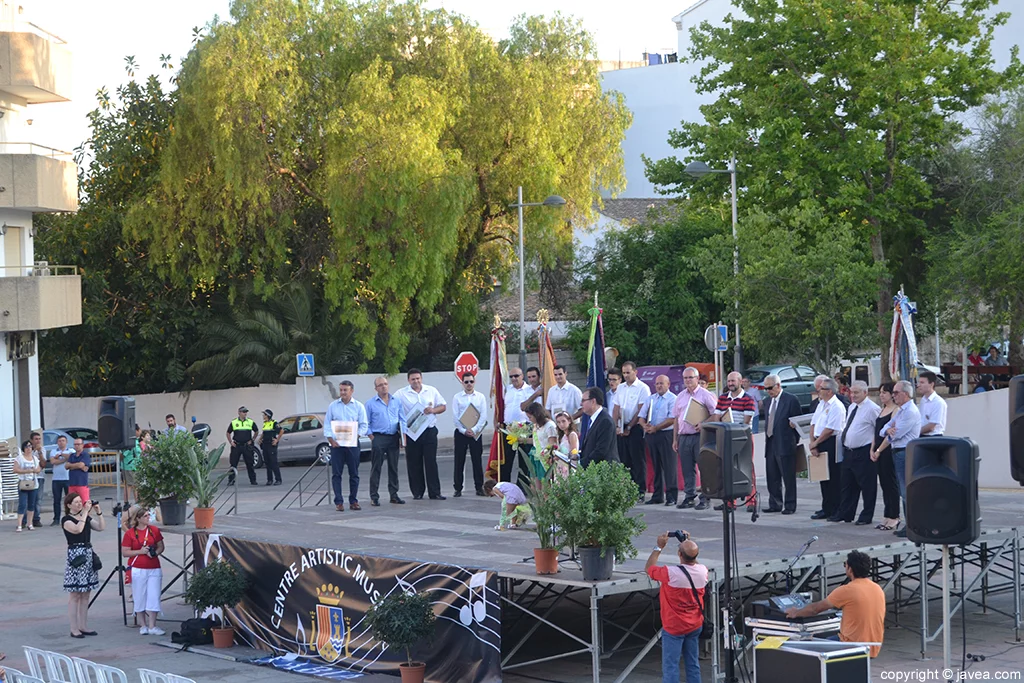 Escenario con todos los presidentes de las bandas de música invitadas y los de la banda de música de Jávea en los 50 años