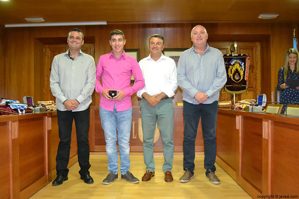 Jaime Escudero, Jordi Pons, José Chulvi y Juan Ortolá entregando la medalla al presidente de les Fogueres 2014 de Xàbia