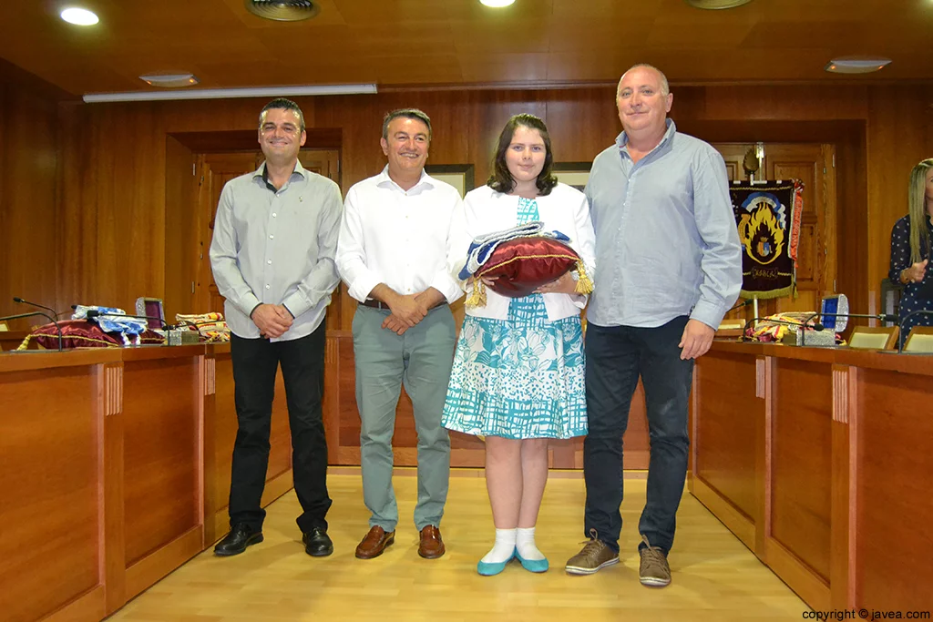 Jaime Escudero, José Chulvi, Kylie Barnes y Juan Ortolá entregando la banda a la presidenta juvenil de Fogueres 2014