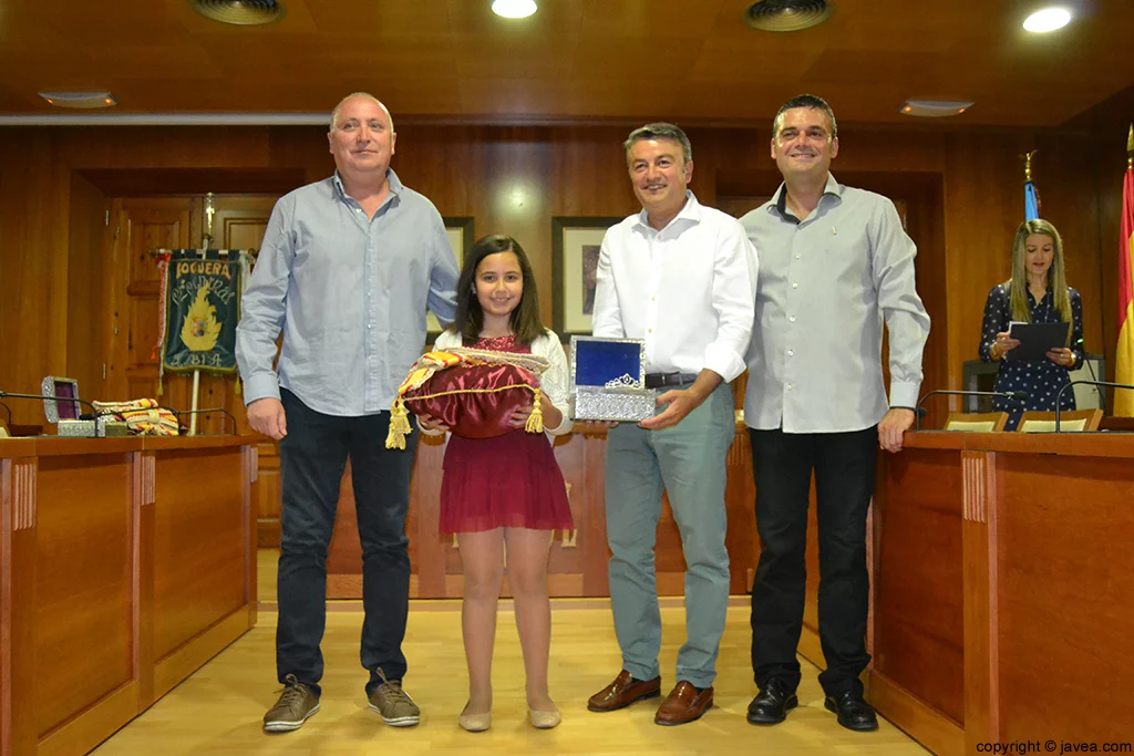 Juan Ortolá, Claudia Sánchez, José Chulvi y Jaime Escudero entregando la corona y la banda a la reina infantil de Fogueres 2014