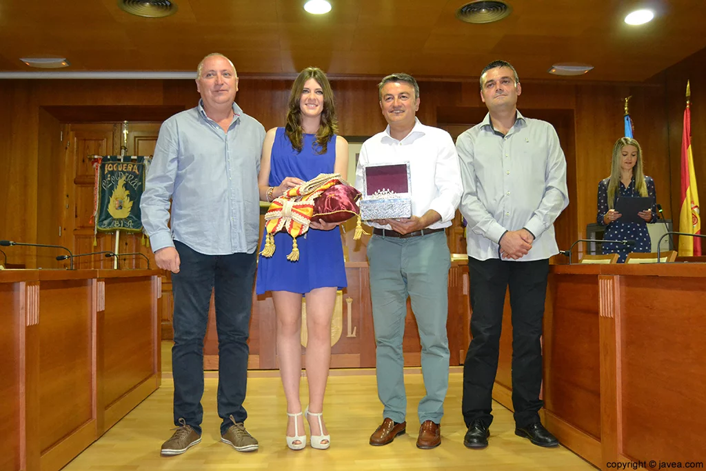 Juan Ortolá, Mar Bisquert Bover, José Chulvi y Jaime Escudero entregando la banda y la corona a la reina de Fogueres 2014