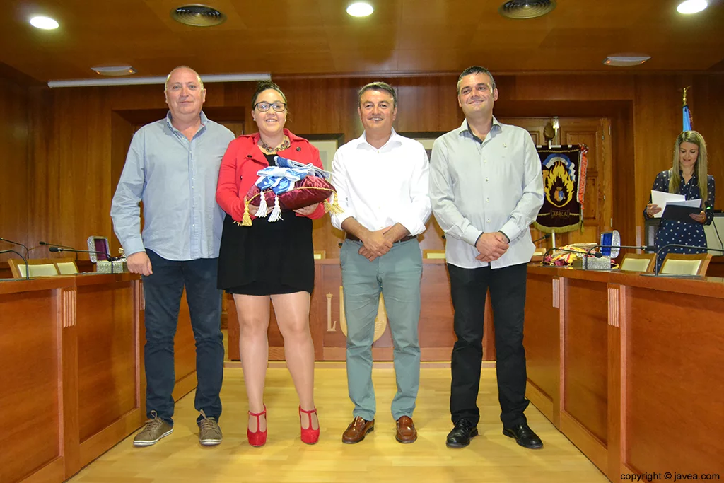 Juan Ortolá, Tatiana Caballero, José Chulvi y Jaime Escudero entregando la banda a la presidenta de Fogueres 2014