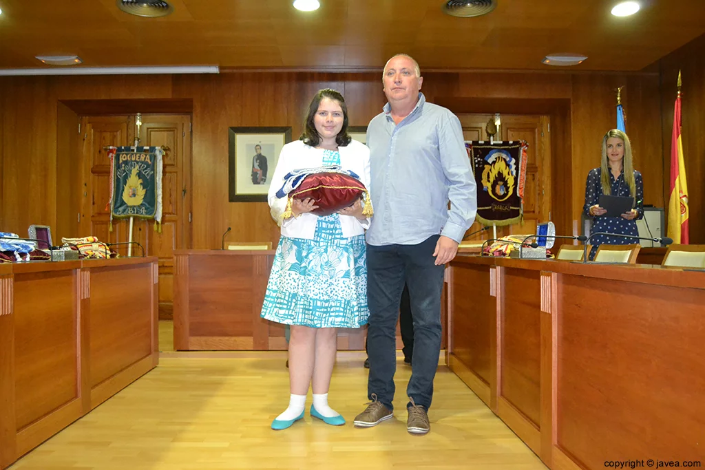 Kylie Barnes y Juan Ortolá en el momento de entregar la banda a la presidenta juvenil de Fogueres 2014