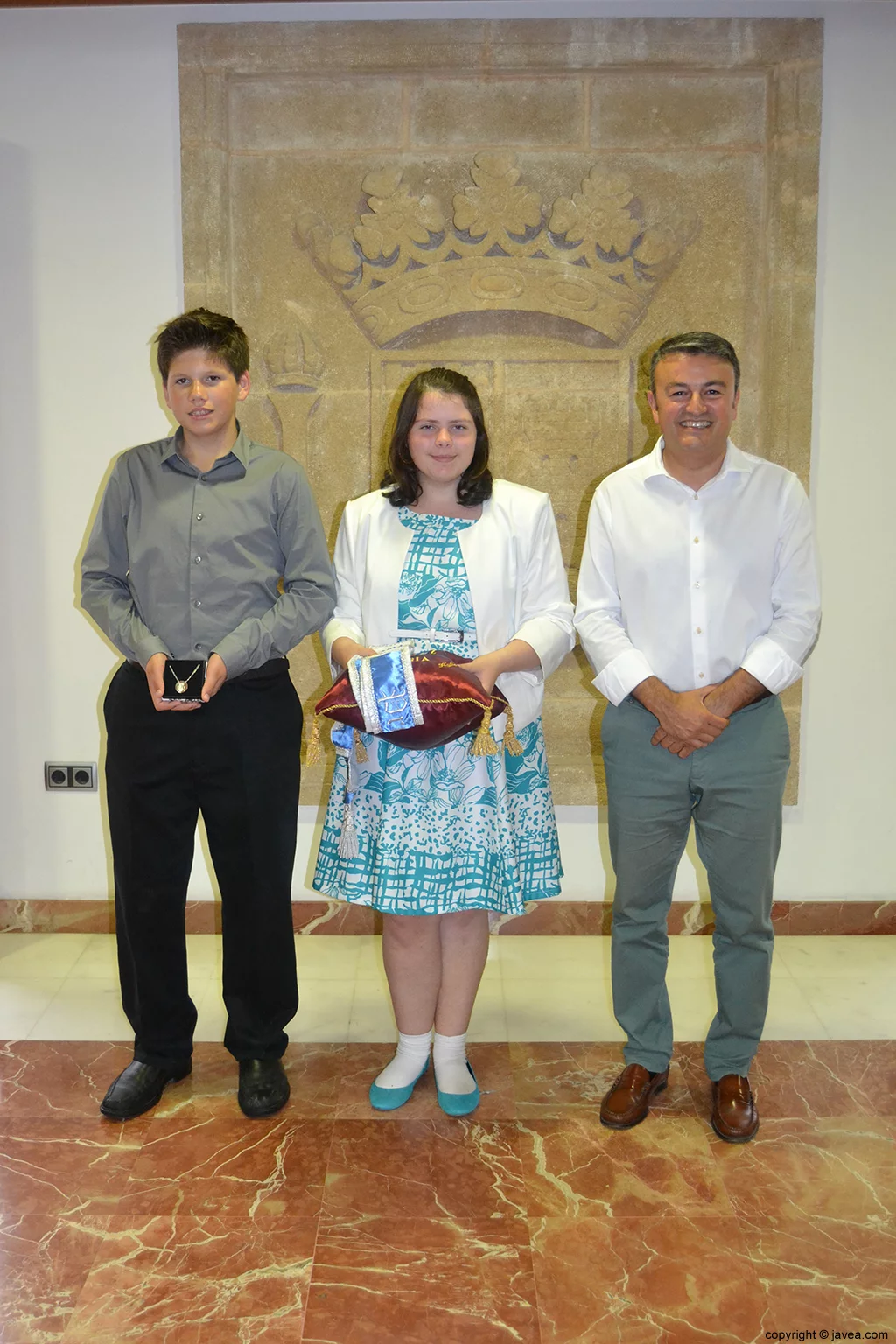 Los presidentes de la comisión juvenil, Kylie Barnes y George Walker, junto con el alcalde José Chulvi