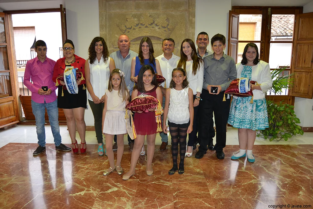 Los representantes de Fogueres 2014 junto con las autoridades