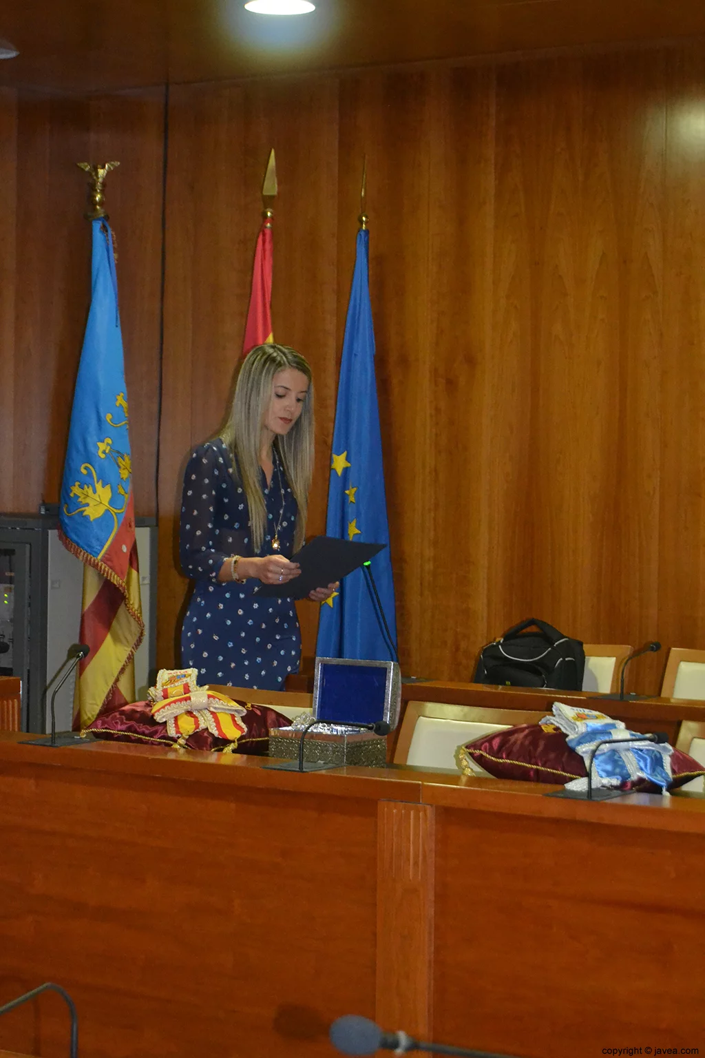 Lucía Gavilá presentando el acto de entrega de bandas de los cargos de Fogueres 2014 de Xàbia