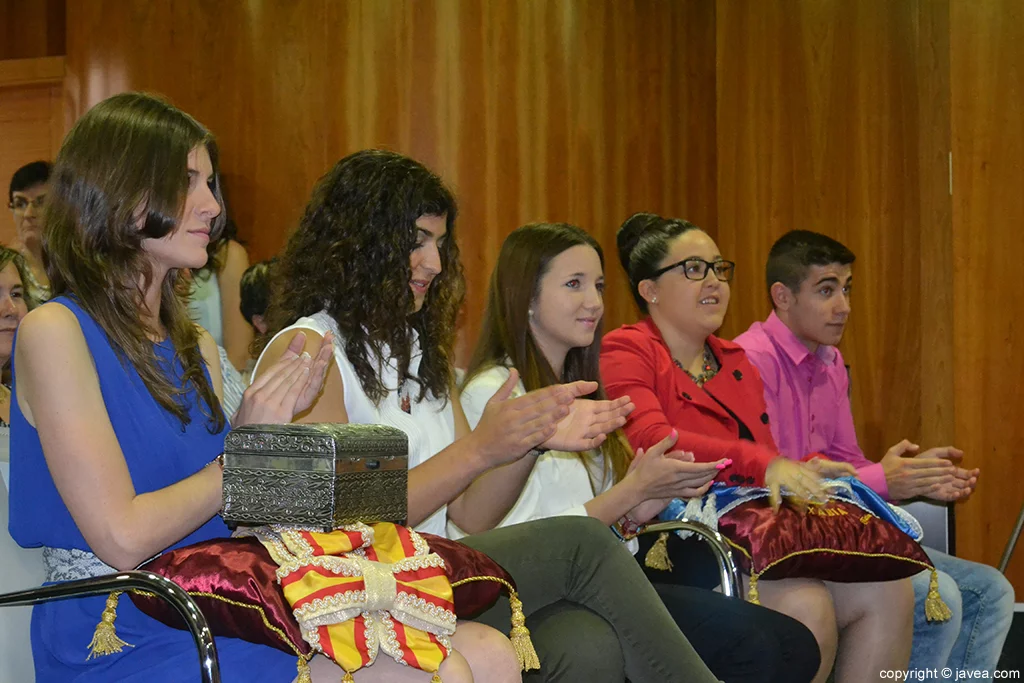 Mar Bisquert Bover, Lucía Andrés Lacueva, Berta Lucas López, Tatiana Caballero Sánchez y Jordi Pons Diego durante el acto de imposición de bandas