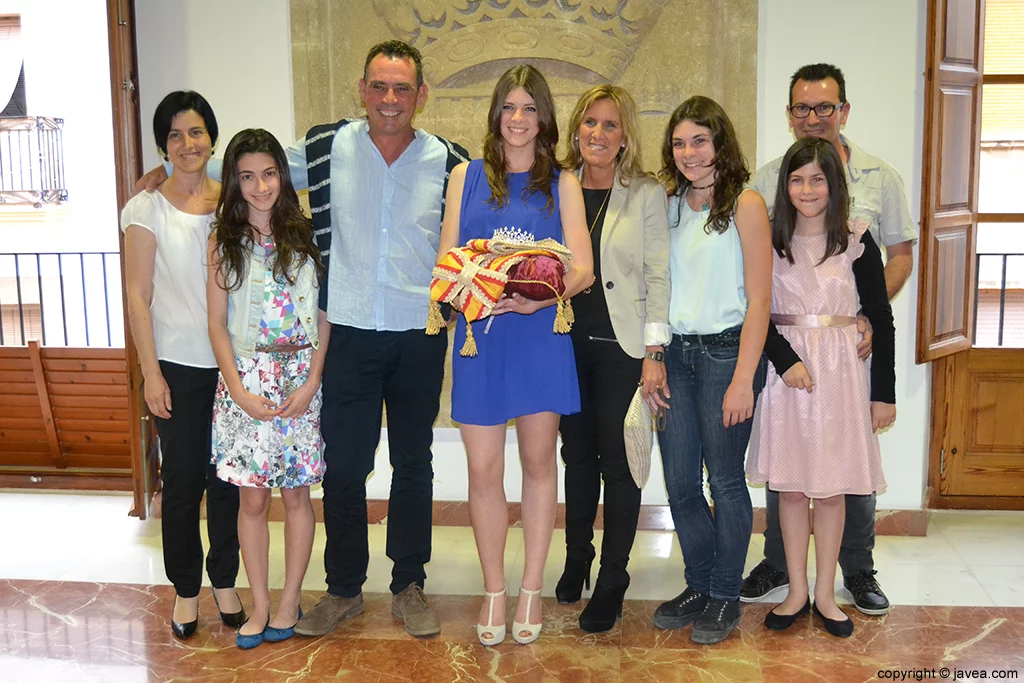 Mar Bisquert Bover, reina de les Fogueres 2014, junto con sus padres y familiares