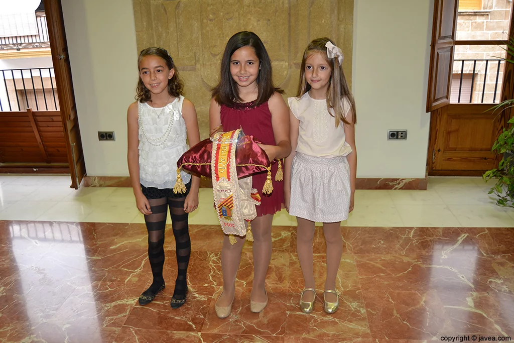 Nerea Mata, Claudia Sánchez y Andrea López, reina y damas de les fogueres 2014