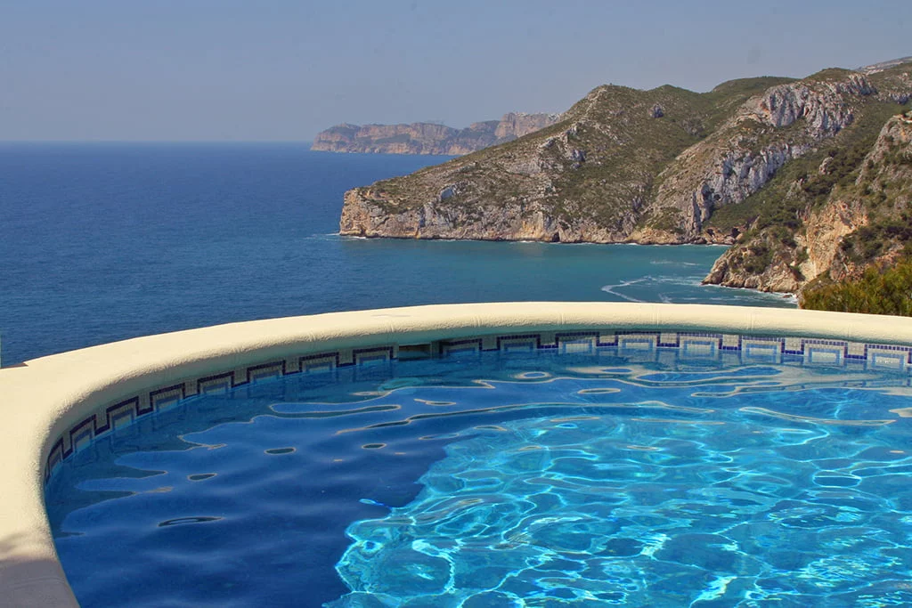 Piscina de una propiedad de Aguila Rent a Villa