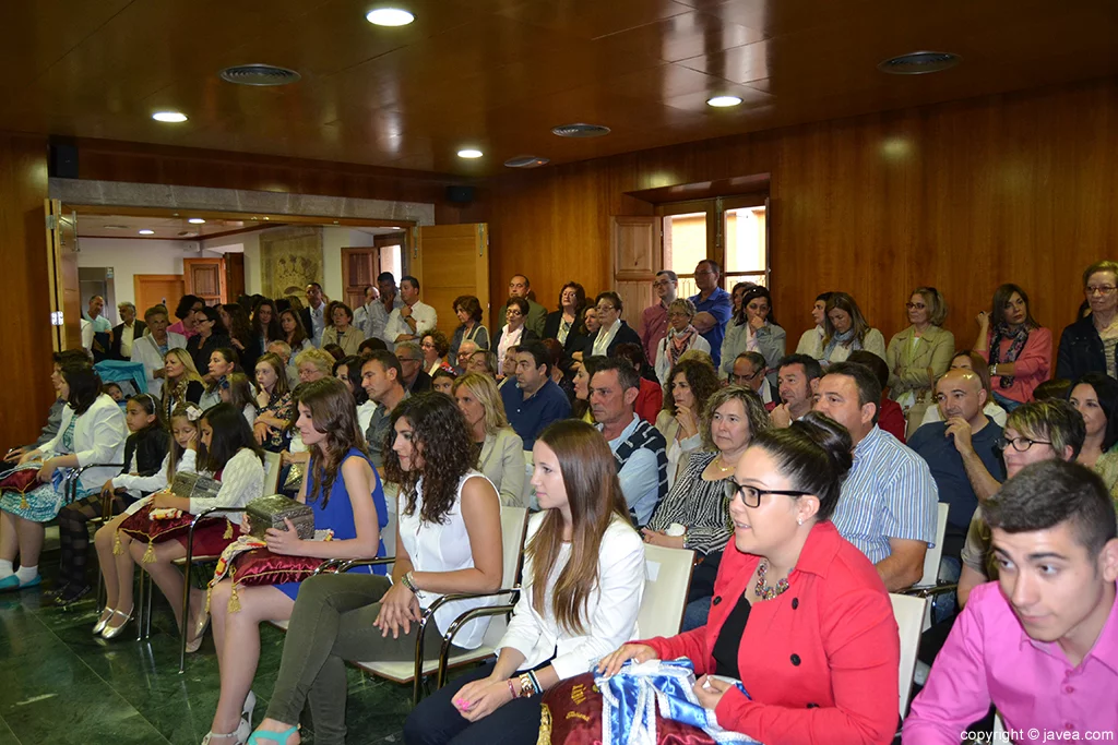 Salón de plenos del Ayuntamiento de Jávea durante el acto de imposición de bandas a los cargos de Fogueres 2014