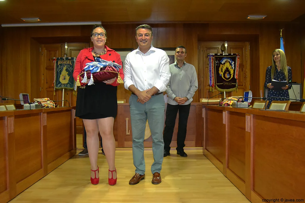 Tatiana Caballero y José Chulvi en el momento de entrega de la banda como presidenta de Fogueres 2014