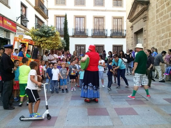 cuentacuentos en la Plaza de la Iglesia de Jávea