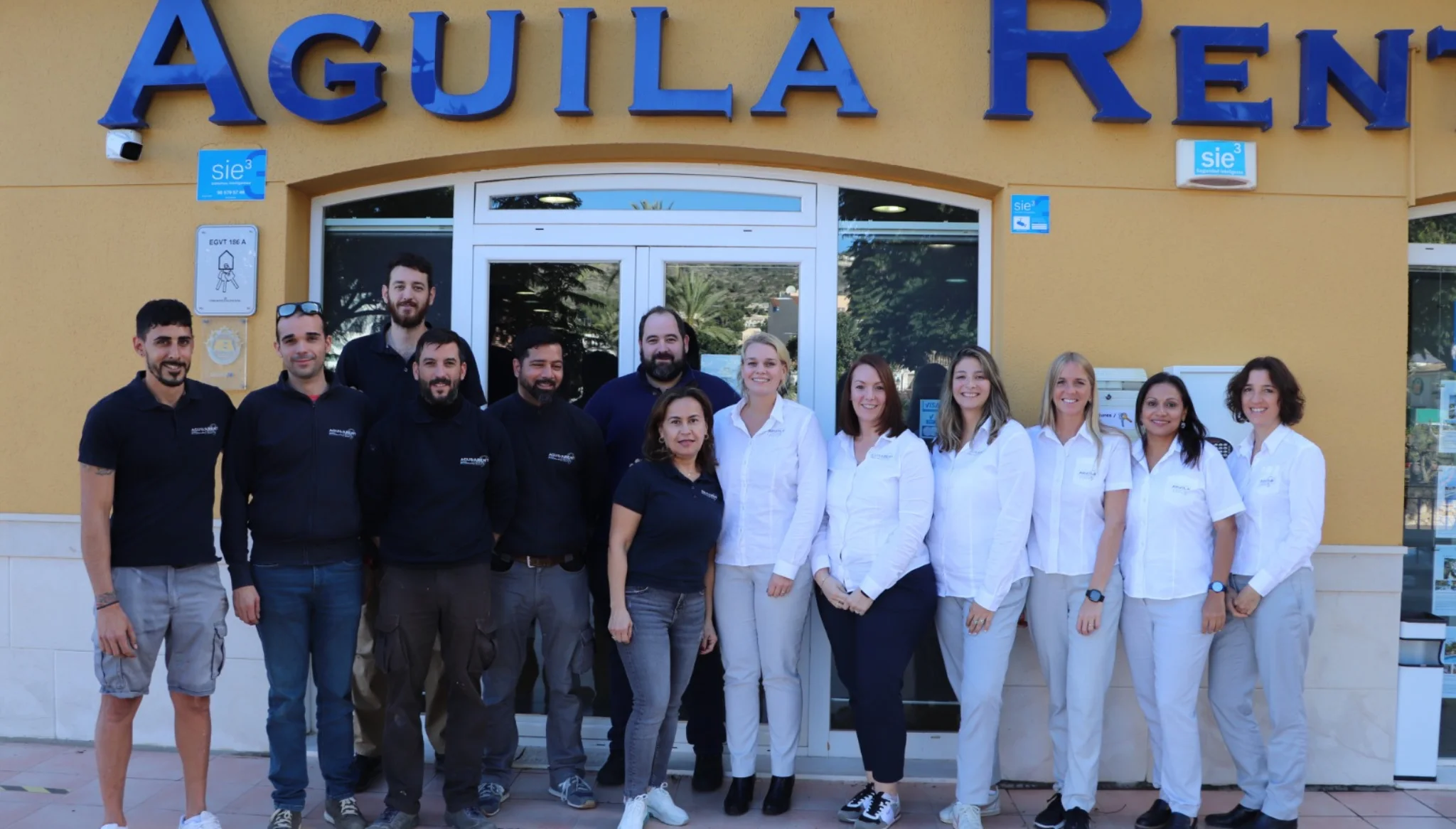 Equipo de la inmobiliaria Aguila Rent a Villa