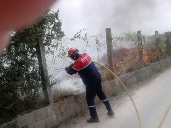 Bomberos en el incendio de Jávea