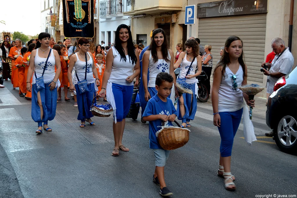 Componentes de la Filà Baharis en la ofrenda a Sant Jaume