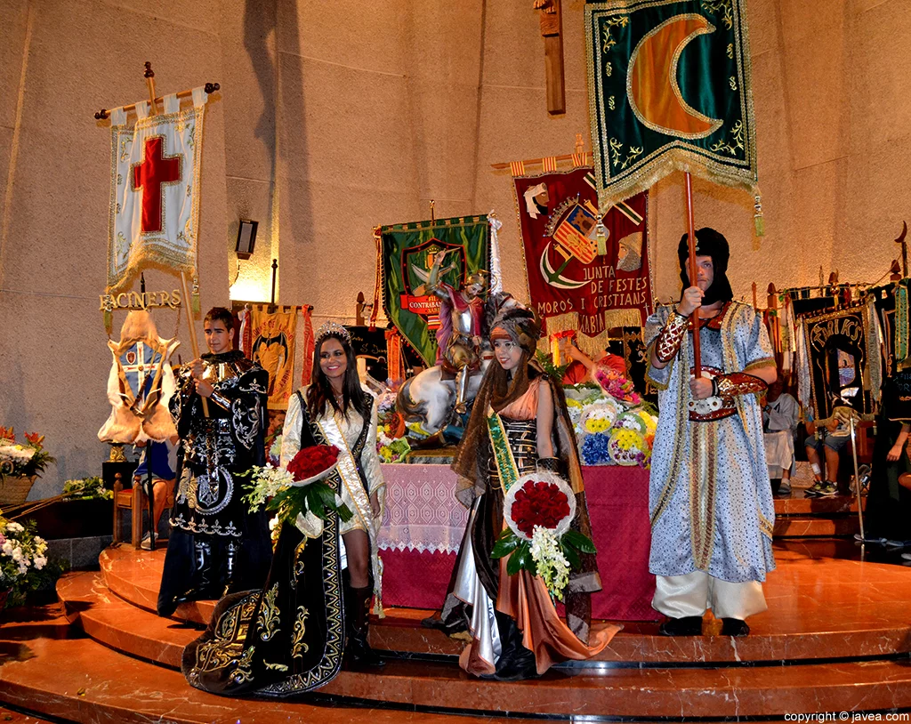 La abanderada mora y cristiana realizando su ofrenda a Sant Jaume