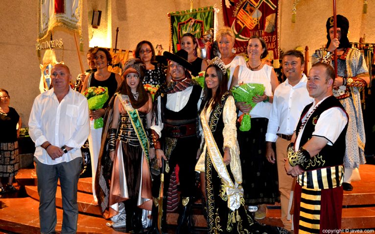 Las autoridades del Ayuntamiento de Jávea junto con las abanderadas mora y cristiana y el capitán cristiano