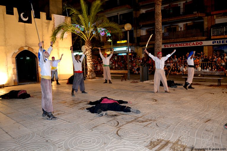 Los cristianos vencen a los moros y se quedan con el castillo