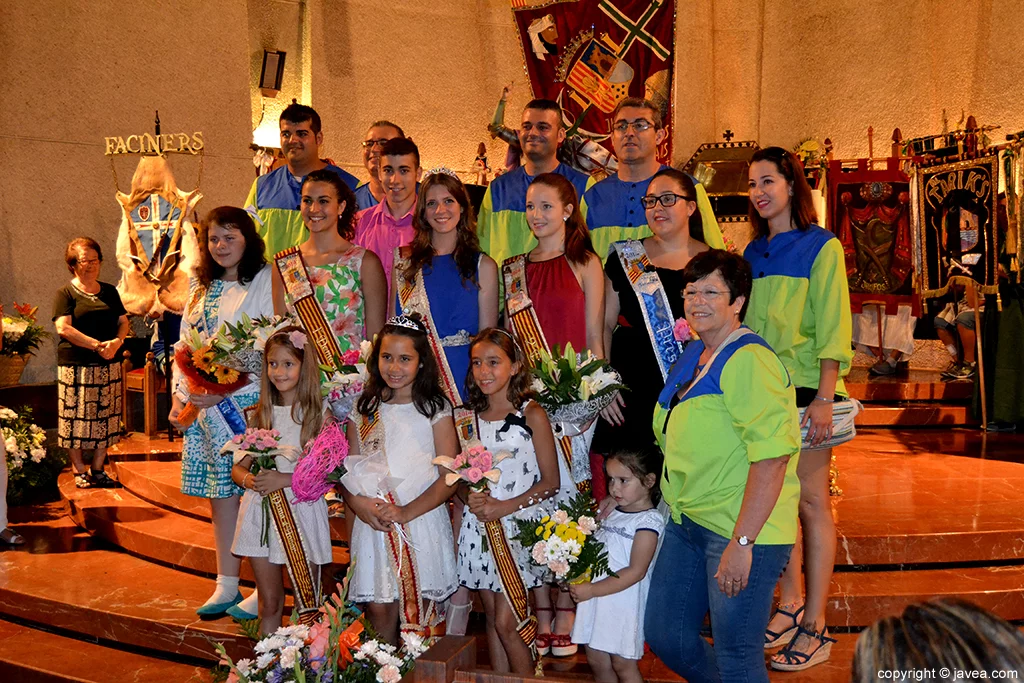 Miembros de Fogueres 2014 junto con miembros de la Comisión de fiestas