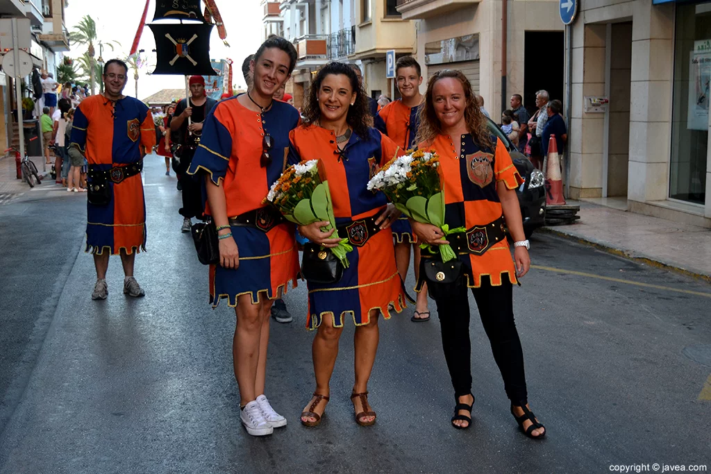 Miembros de la filà Trabuquers en la ofrenda a Sant Jaume