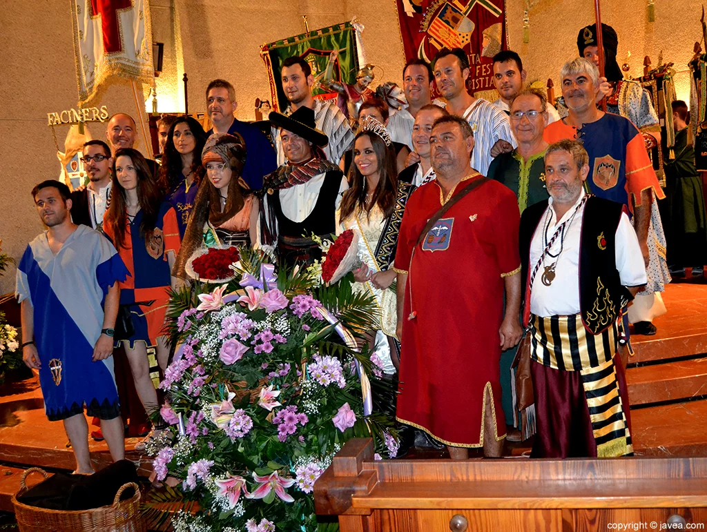 Miembros de la junta local de Moros y Cristianos junto con las abanderadas y el capitán 2014