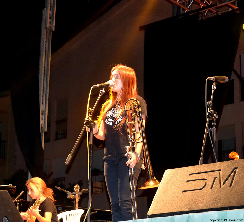 Cantante y músico de la Sant Andreu Jazz Band durante un momento de la actuación