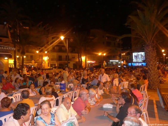 Cena de hermandad de las fiestas Mare de Déu de Loreto en el Paseo Marítimo