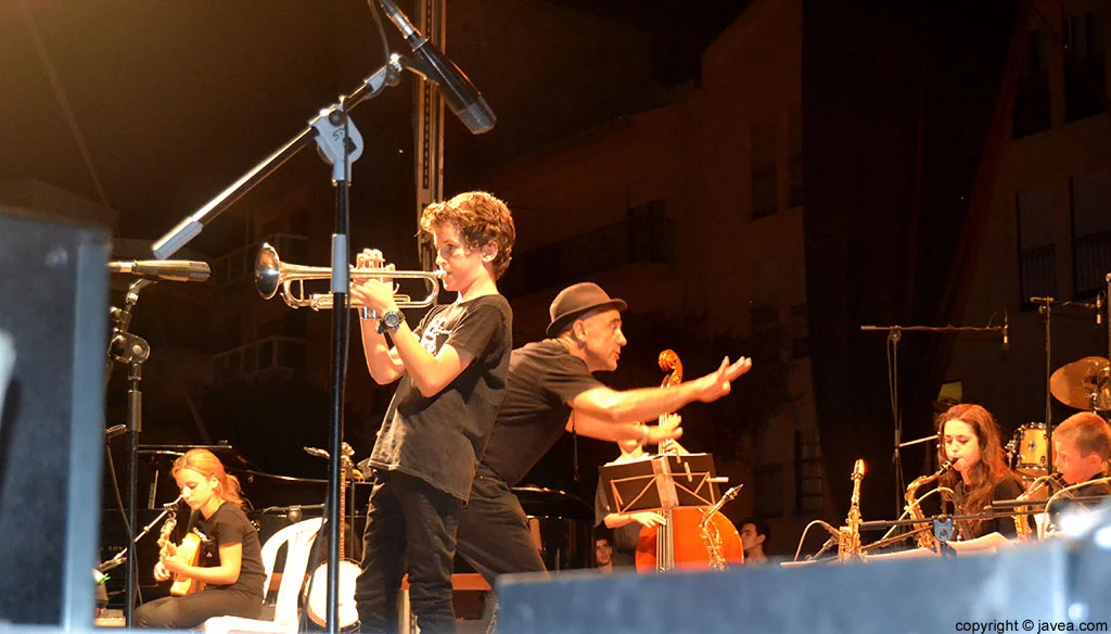 El joven componente de la Sant Andreu Jazz Band realizando un solo improvisado