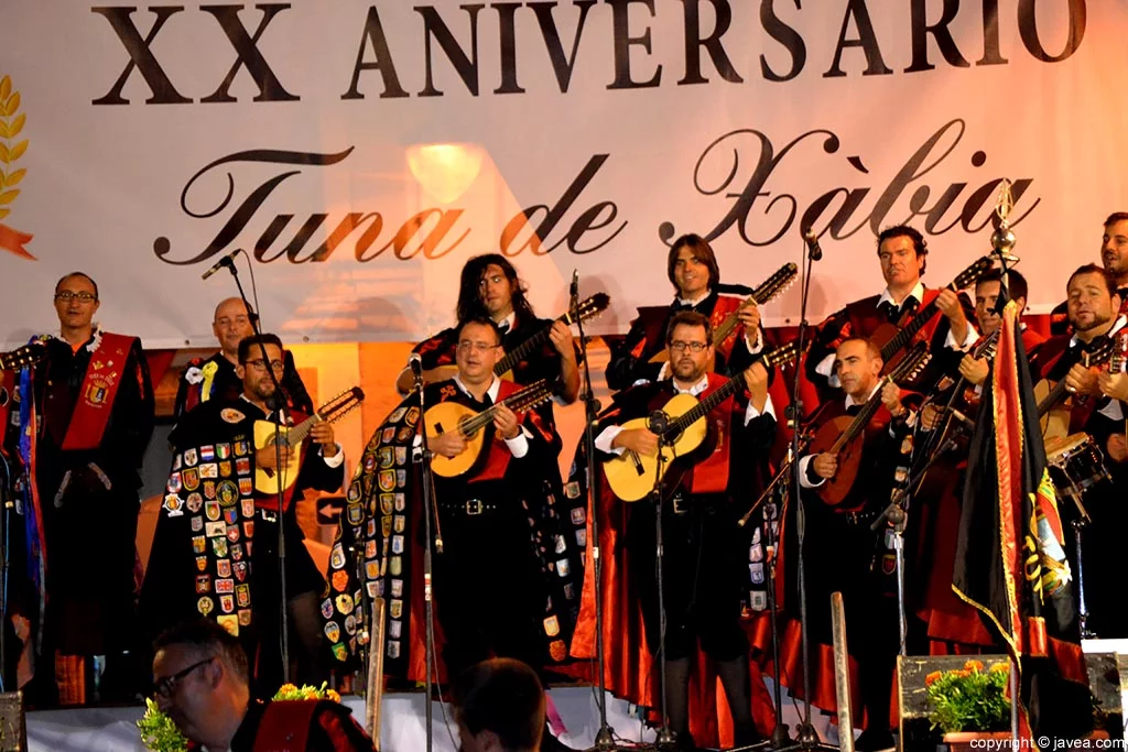 La Tuna de Xàbia durante su actuación de celebración del XX Aniversario