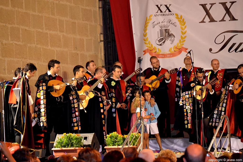 Miembros de la Tuna de Xàbia durante la actuación de su XX Aniversario