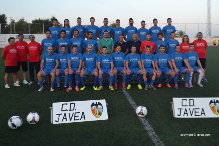 Los jugadores del CD. Jávea junto a los políticos